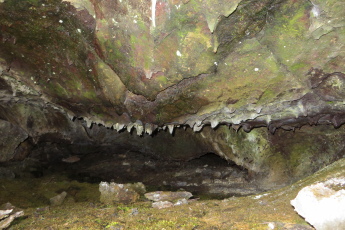 Entré d'une petite grotte formé par une coulé de lave